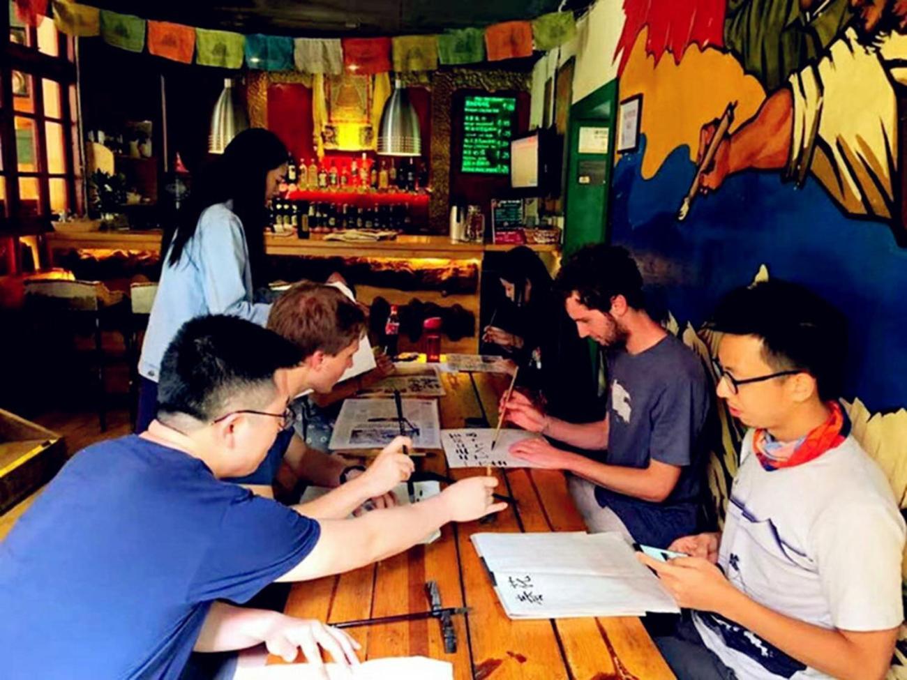 The Cloudland International Youth Hostel Close To The City Center,10 Min Walks To The Subway, Close To The Night Market, Old Street, Green Lake, English-Speaking Service, Free Activity Convenient Payment And Visa Cards Are Accepted Куньмин Экстерьер фото