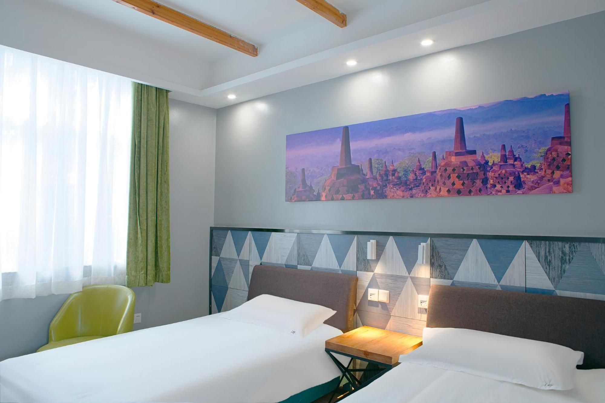 The Cloudland International Youth Hostel Close To The City Center,10 Min Walks To The Subway, Close To The Night Market, Old Street, Green Lake, English-Speaking Service, Free Activity Convenient Payment And Visa Cards Are Accepted Куньмин Экстерьер фото