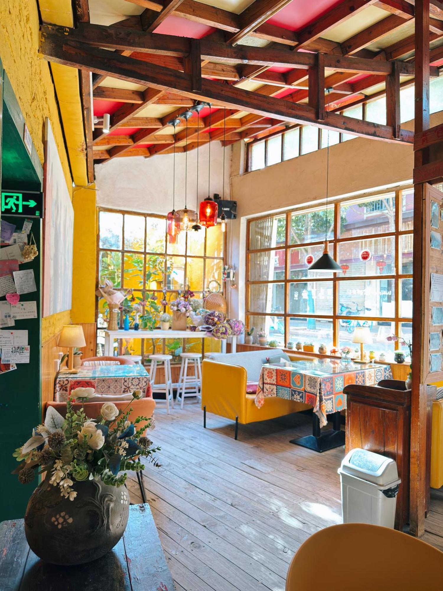The Cloudland International Youth Hostel Close To The City Center,10 Min Walks To The Subway, Close To The Night Market, Old Street, Green Lake, English-Speaking Service, Free Activity Convenient Payment And Visa Cards Are Accepted Куньмин Экстерьер фото