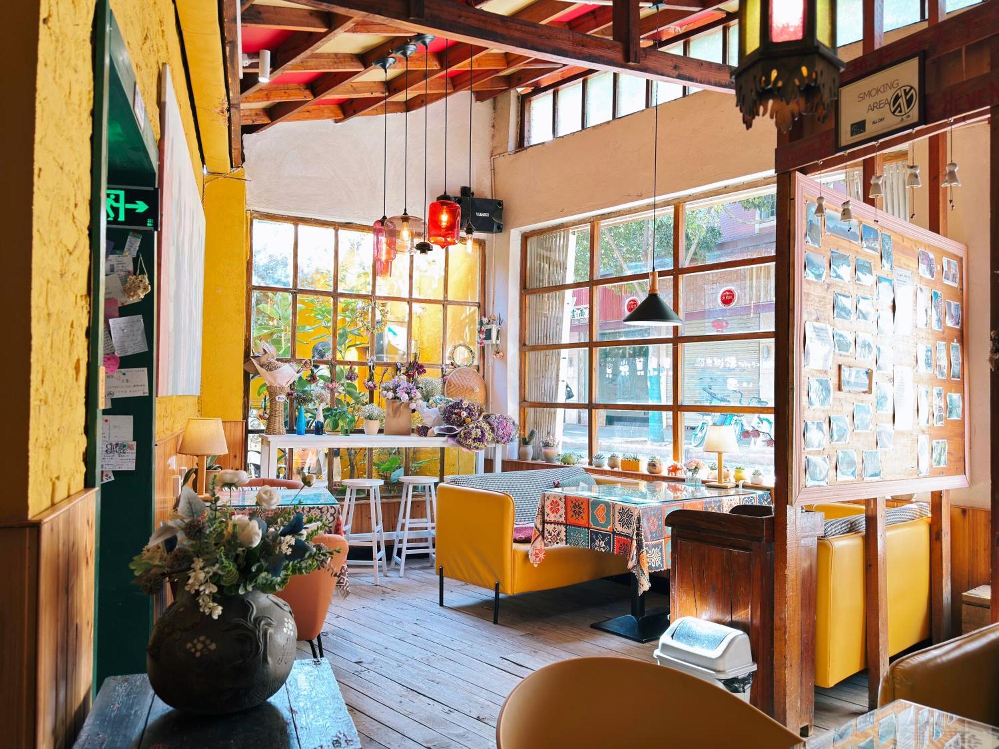 The Cloudland International Youth Hostel Close To The City Center,10 Min Walks To The Subway, Close To The Night Market, Old Street, Green Lake, English-Speaking Service, Free Activity Convenient Payment And Visa Cards Are Accepted Куньмин Экстерьер фото