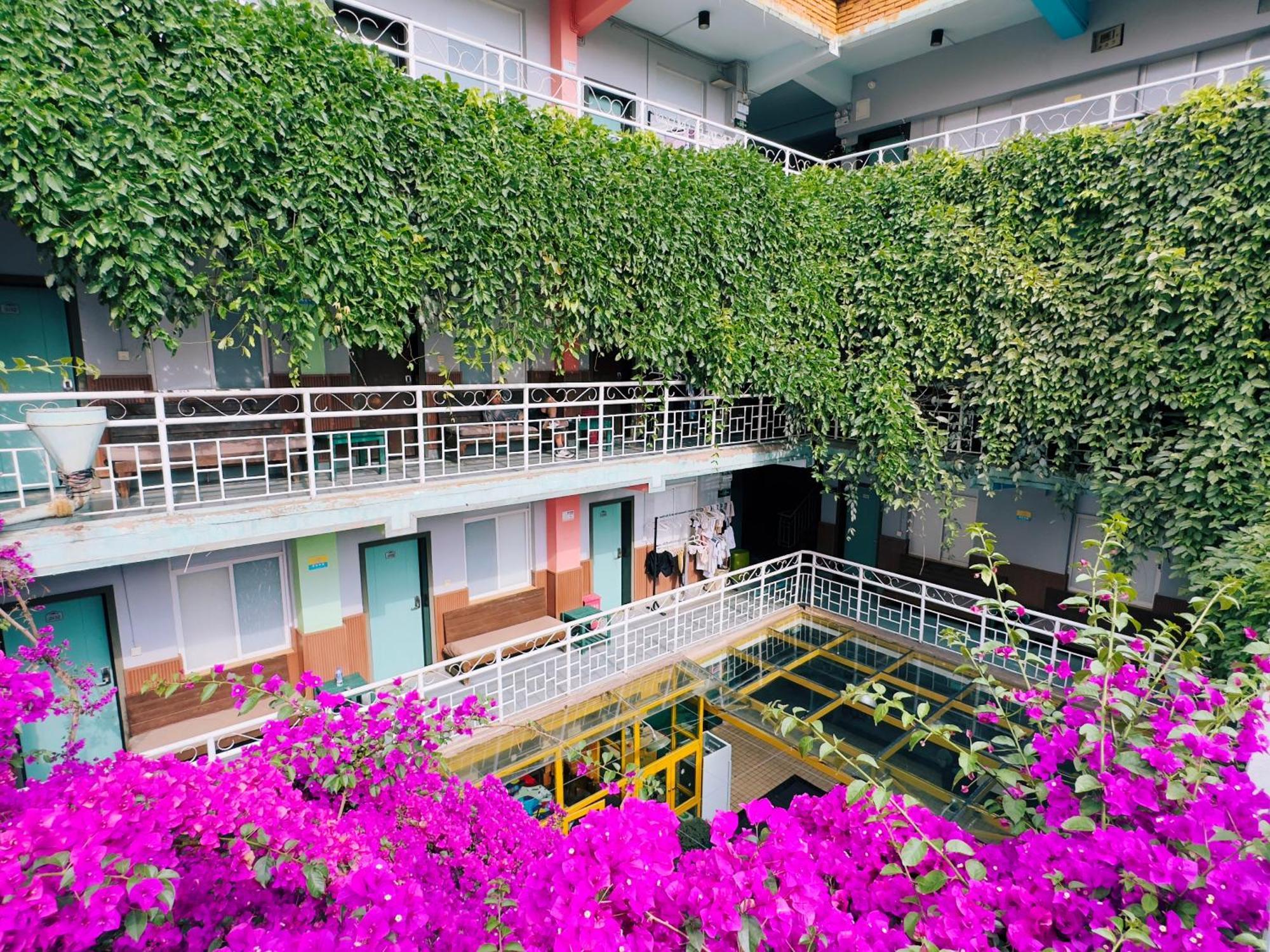 The Cloudland International Youth Hostel Close To The City Center,10 Min Walks To The Subway, Close To The Night Market, Old Street, Green Lake, English-Speaking Service, Free Activity Convenient Payment And Visa Cards Are Accepted Куньмин Экстерьер фото