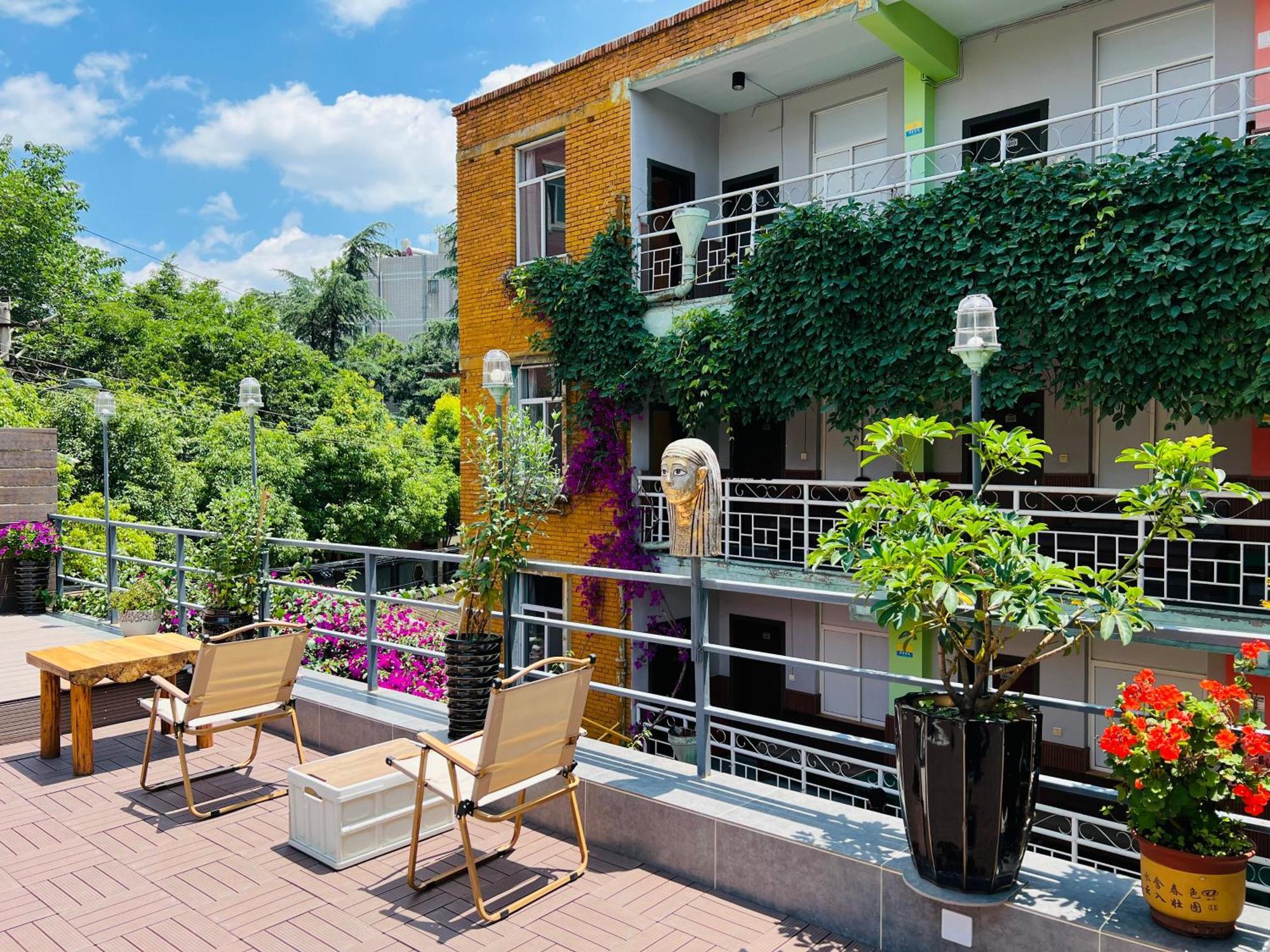 The Cloudland International Youth Hostel Close To The City Center,10 Min Walks To The Subway, Close To The Night Market, Old Street, Green Lake, English-Speaking Service, Free Activity Convenient Payment And Visa Cards Are Accepted Куньмин Экстерьер фото