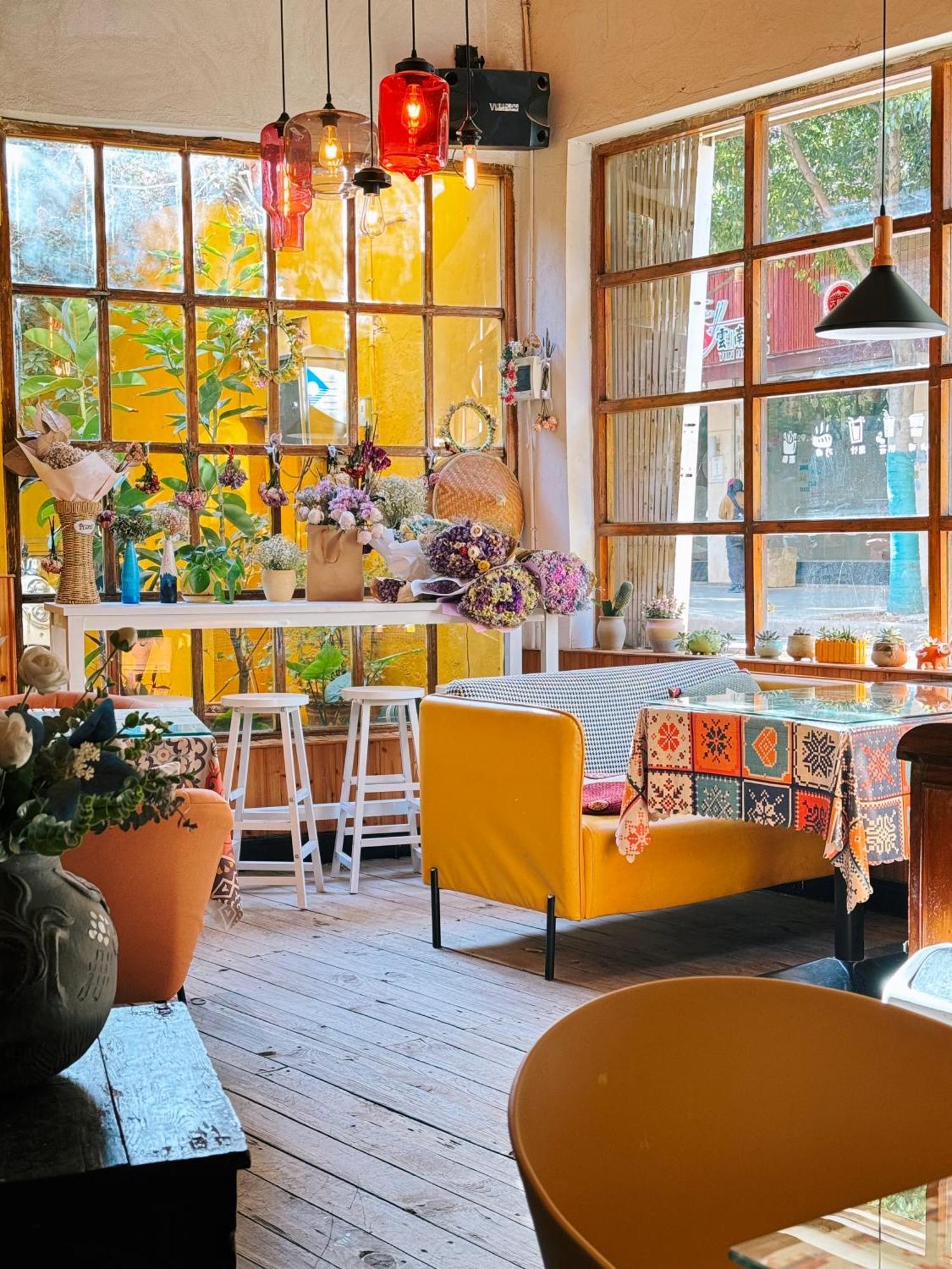 The Cloudland International Youth Hostel Close To The City Center,10 Min Walks To The Subway, Close To The Night Market, Old Street, Green Lake, English-Speaking Service, Free Activity Convenient Payment And Visa Cards Are Accepted Куньмин Экстерьер фото